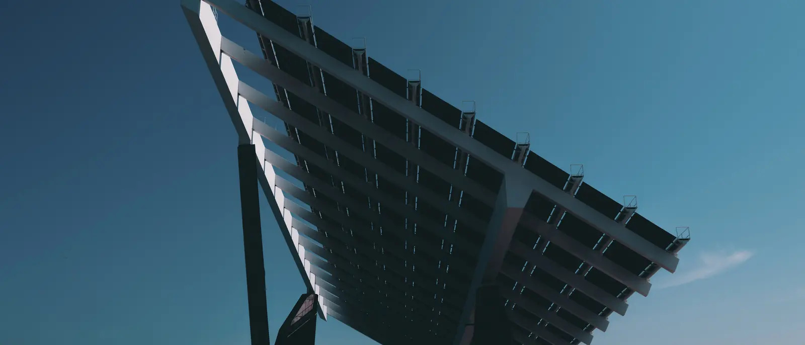 Pérgola fotovoltaica vista desde abajo contra el cielo
