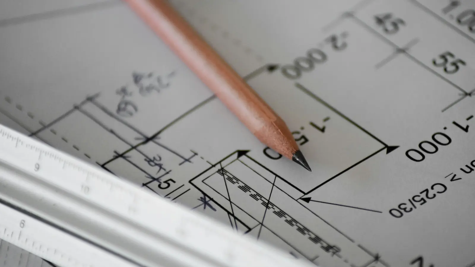 Lápiz sobre un plano de ingeniería con cotas