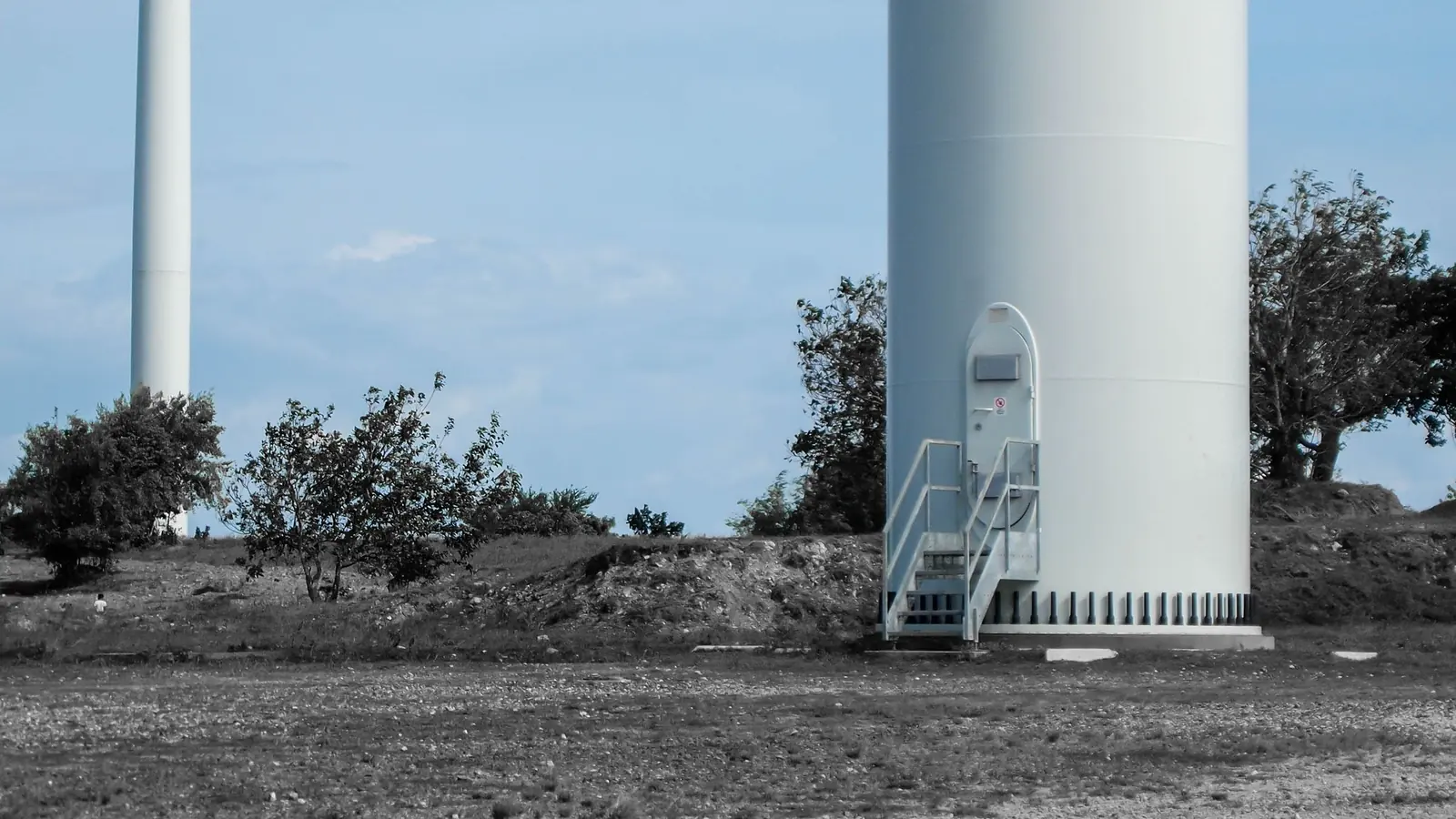 Puerta de acceso a la torre de un aerogenerador en operación