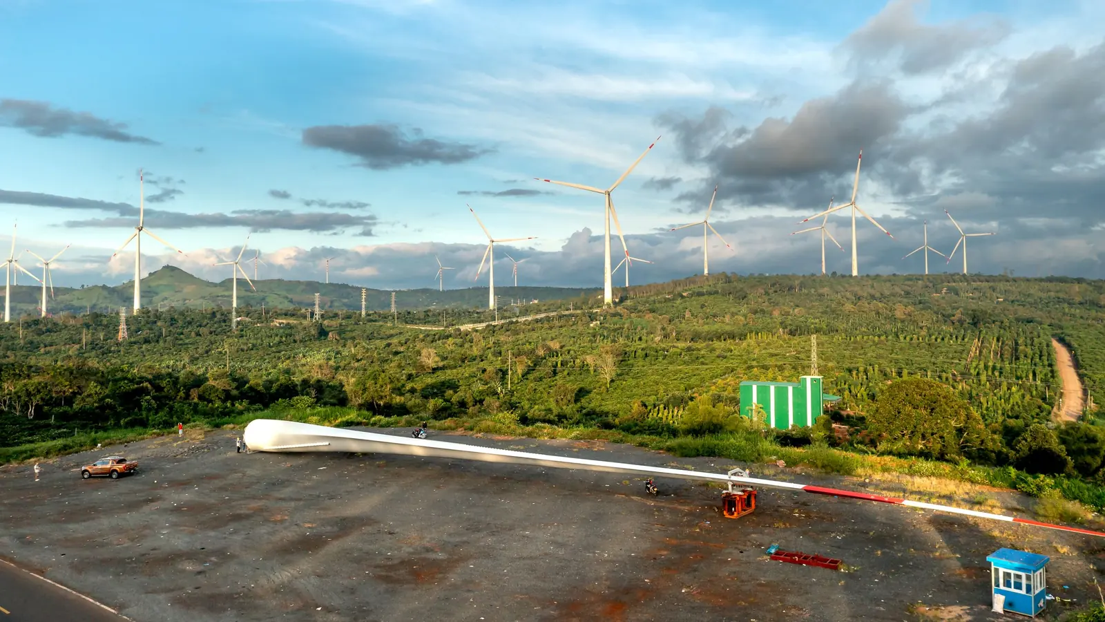 Parque eólico en operación, con una pala en el suelo para montar otro aerogenerador