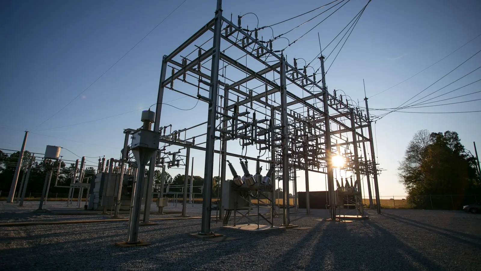 Pórticos y aparamenta de una subestación eléctrica a contraluz